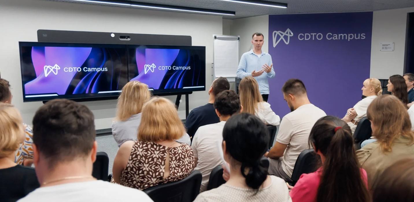 Презентація факультету Digital Health у CDTO Campus: учасники слухають виступ під час навчальної зустрічі.
