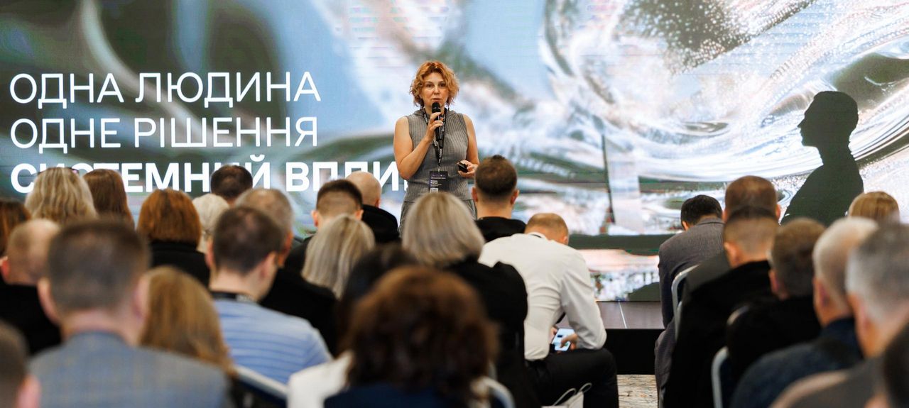 Міністерка цифрової трансформації Оксана Ферчук доповідає на сцені заходу
