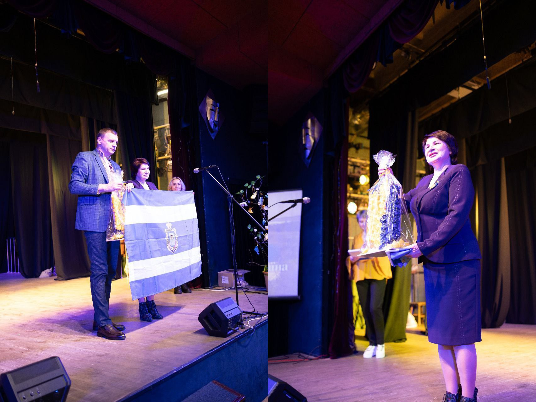 Диптих (зображення з двох частин), зроблений на сцені під час заходу. Ліворуч: чоловік у піджаку та жінка тримають синьо-білий прапор міста Херсона із гербом. Праворуч: жінка в темно-синьому костюмі посміхається, тримаючи великий пакунок із чимось схожим на святковий коровай або торт, загорнутий у прозору плівку.