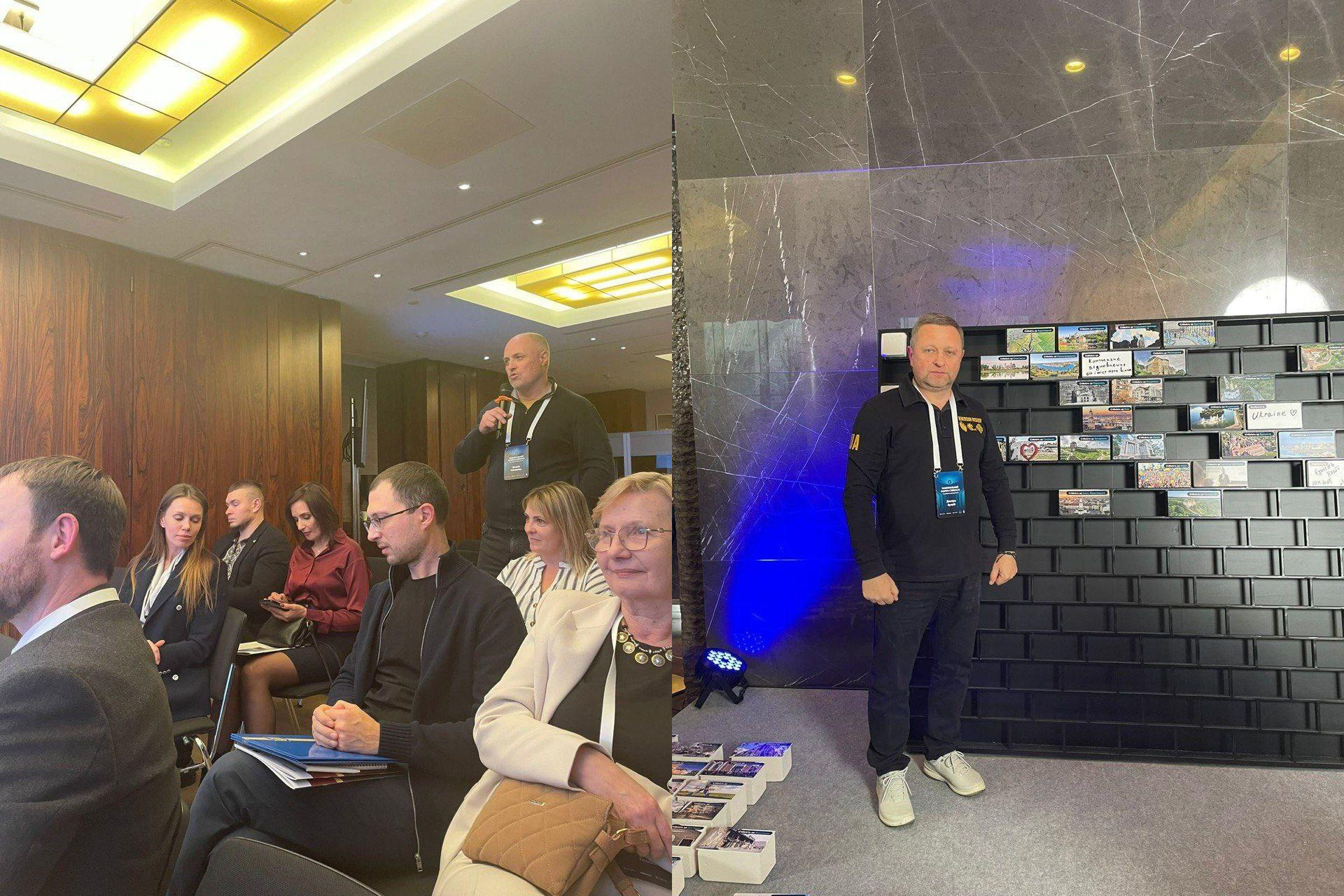 Колаж із двох частин: Зліва – учасники сидять в конференц-залі та слухають виступ чоловіка, що стоїть. Справа – інший чоловік стоїть на сцені біля декоративної стіни з чорної цегли, прикрашеної невеликими кольоровими зображеннями, й уважно дивиться вперед.