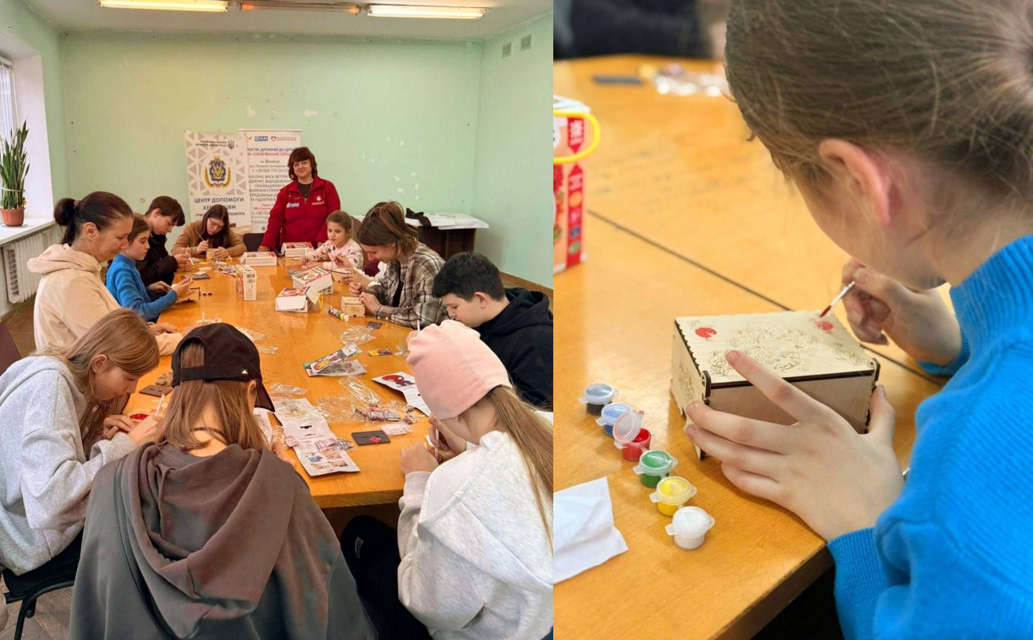 Колаж із двох знімків, що показують групу дітей та дорослих, які сидять за великим столом у приміщенні та займаються розписом дерев'яних коробочок. На правому знімку — крупний план дівчинки, яка розмальовує виріб фарбами.