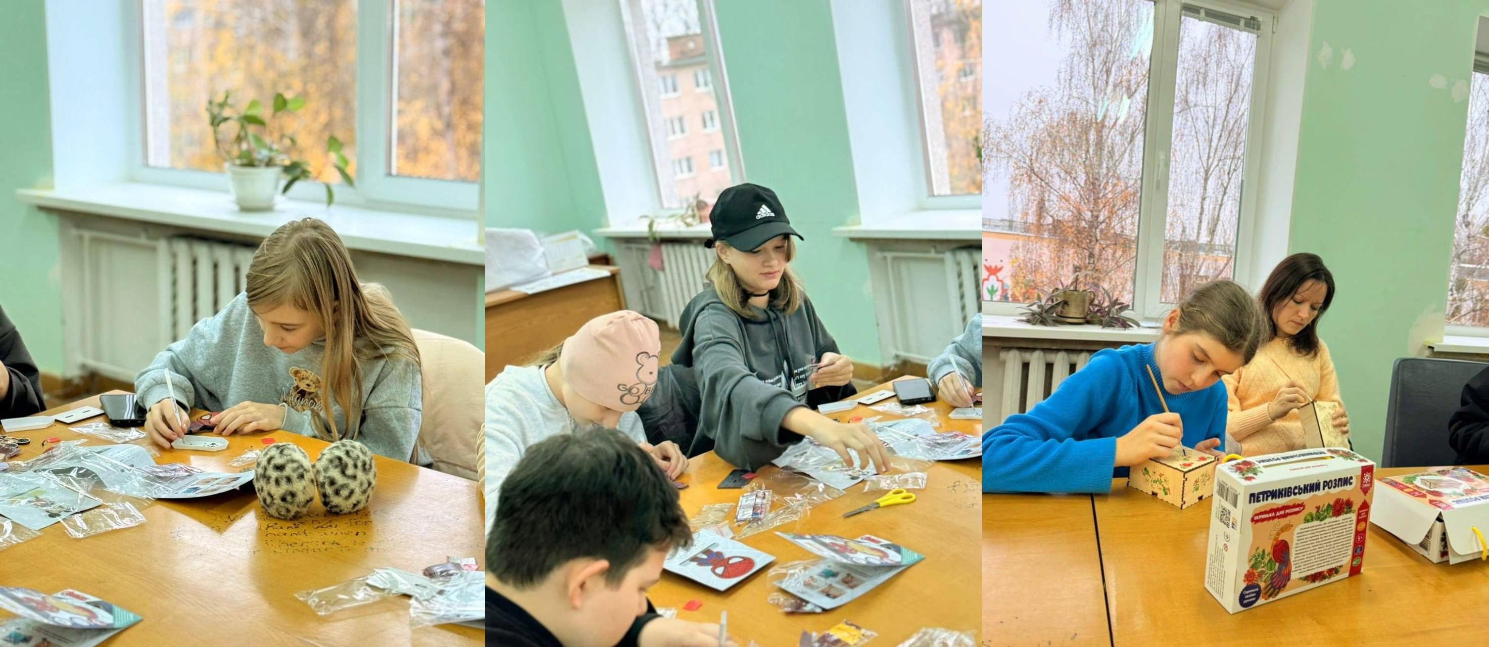 Колаж із трьох знімків, що показують дітей різного віку, які сидять за дерев'яним столом у світлій кімнаті з великими вікнами та займаються творчістю, збираючи моделі або вироби. На одному зі знімків видно коробку з написом: Патріотичний розпис.