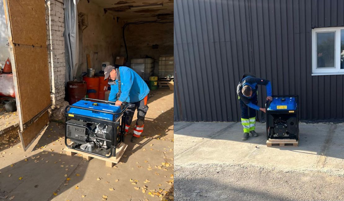 Колаж із двох фотографій. На обох знімках чоловіки оглядають або працюють із новим великим синьо-чорним електрогенератором, який стоїть на дерев'яному піддоні. На лівому фото це відбувається в старому гаражі, на правому — біля стіни сучасної темної будівлі.