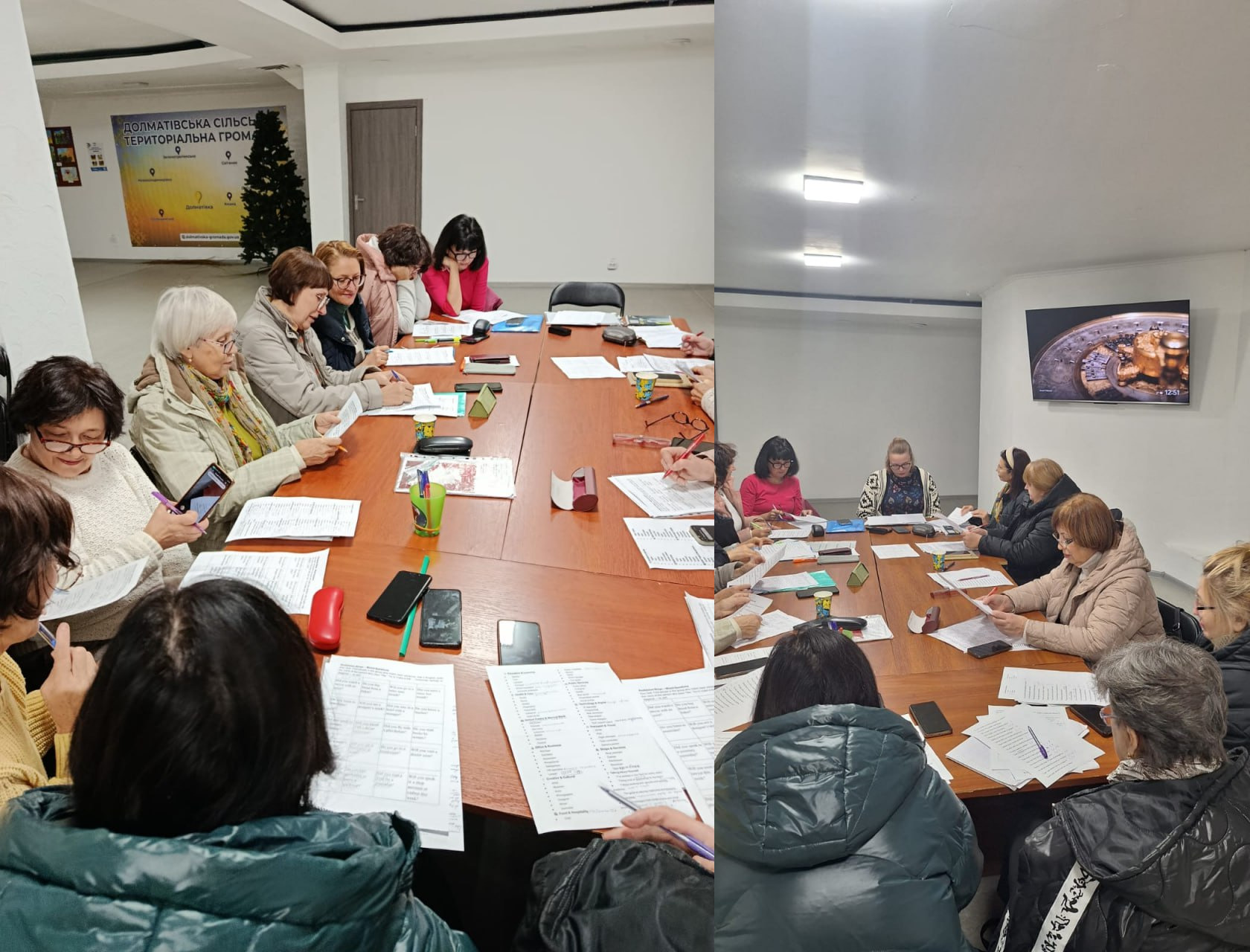 Колаж із двох фотографій, на яких зображена група жінок, що сидять за великим овальним столом у приміщенні та проводять нараду або навчальне заняття. Вони вивчають документи та роблять нотатки. На лівому фото на задньому плані видно банер з написом: Долматівська сільська територіальна громада.