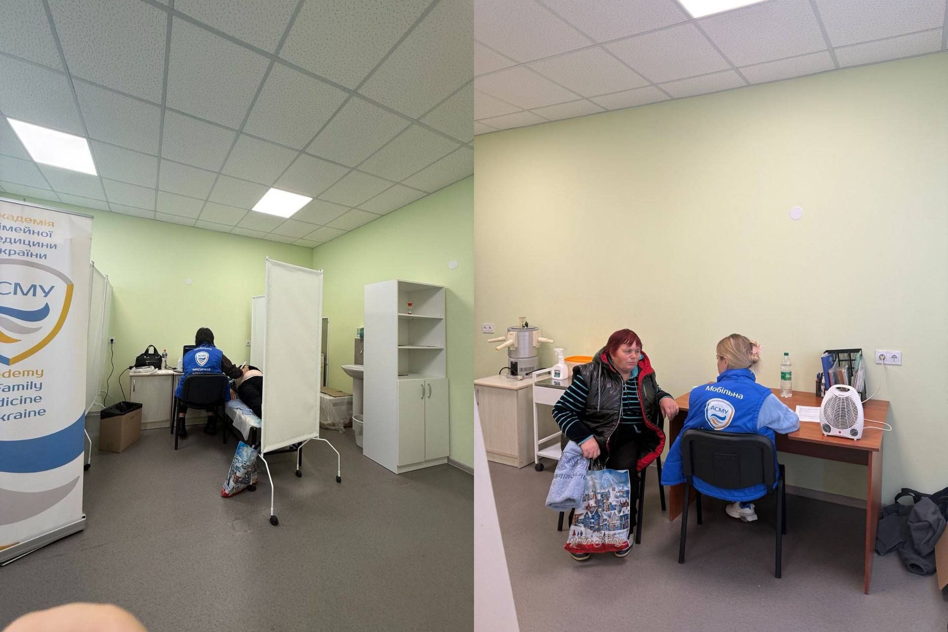 Знімок розділений на дві частини, що ілюструють роботу мобільного медичного пункту або кабінету, ймовірно, організованого Академією Сімейної Медицини України (АСМУ), чий банер видно на лівому боці.  Ліва частина: Загальний план світлого медичного кабінету з фісташковими стінами та підвісною стелею.  У лівому куті стоїть банер АСМУ (