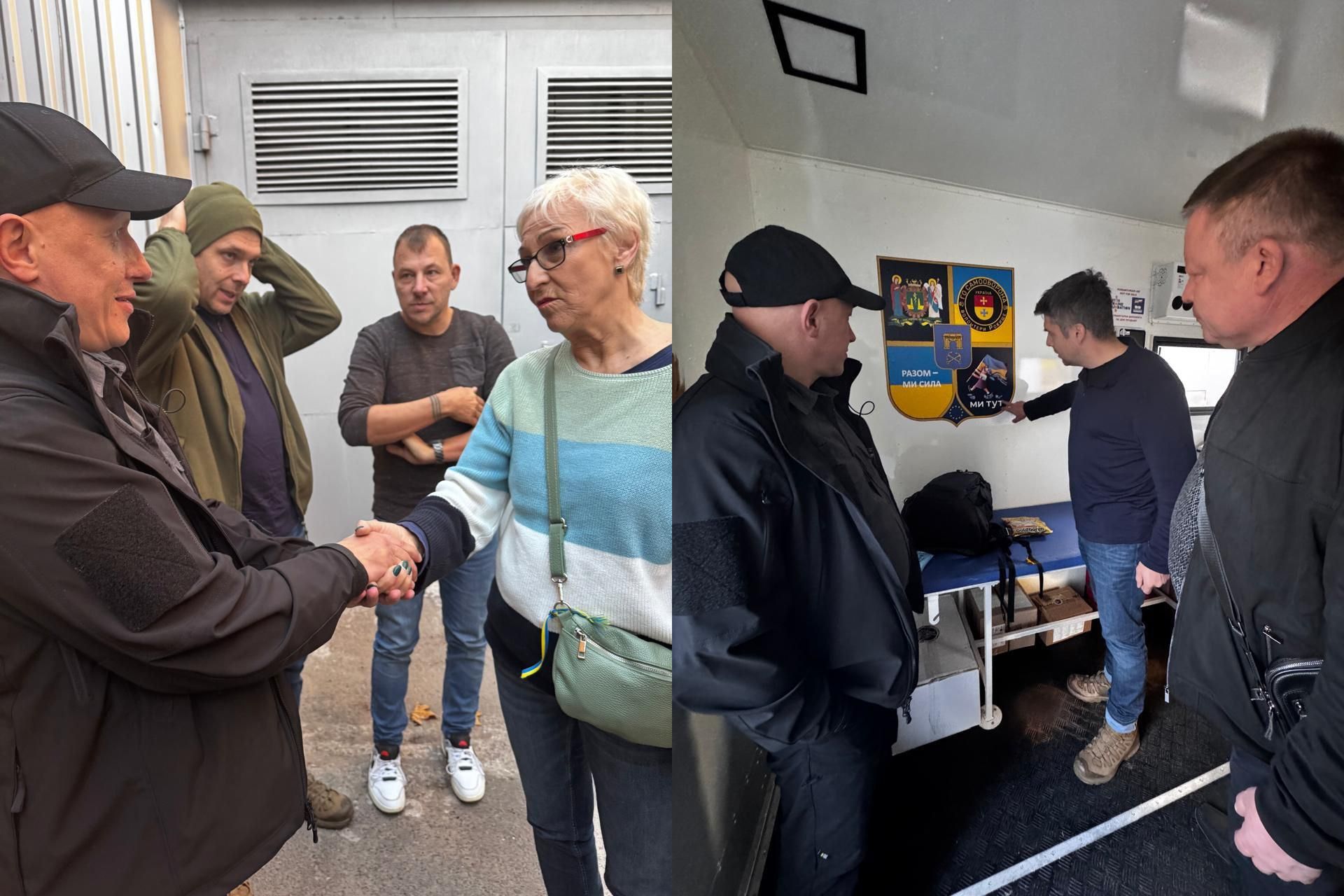 Колаж, що ілюструє співпрацю. Ліворуч — чоловік у чорній кепці та куртці тисне руку жінці в окулярах та смугастому светрі на вулиці. Позаду стоять троє чоловіків. Праворуч — троє чоловіків у тісному приміщенні оглядають стіну з прапорами та плакатами.