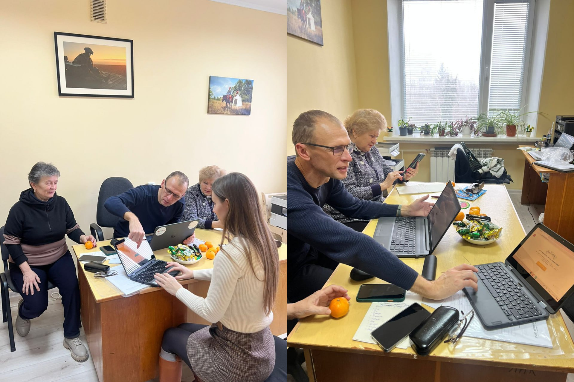 Здвоєне зображення з офісного приміщення, де проходить заняття з комп'ютерної грамотності або робота з документами. У центрі – чоловік у окулярах, який працює за ноутбуком і спілкується з літніми людьми. Ліворуч видно двох жінок, одна з яких сидить поруч, а інша – обличчям до чоловіка. Праворуч – крупний план, де двоє літніх жінок працюють зі смартфонами та ноутбуками.