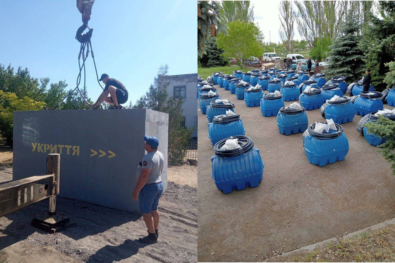Колаж із двох зображень. Зліва: двоє чоловіків встановлюють великий сірий бетонний блок з написом: УКРИТТЯ за допомогою крана в сонячний день. Справа: на відкритій ділянці, оточеній деревами, розташовані десятки великих синіх пластикових бочок, накритих поліетиленом.