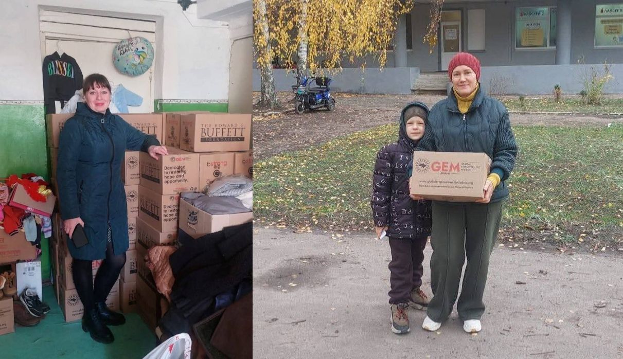 Дві окремі фотографії, що зображують роздачу гуманітарної допомоги. На лівому знімку жінка стоїть поруч із великою стопкою коробок з логотипами GEM (Global Empowerment Mission) та The Howard G. Buffett Foundation. На правому знімку інша жінка з дитиною стоять на вулиці, тримаючи одну з таких коробок.