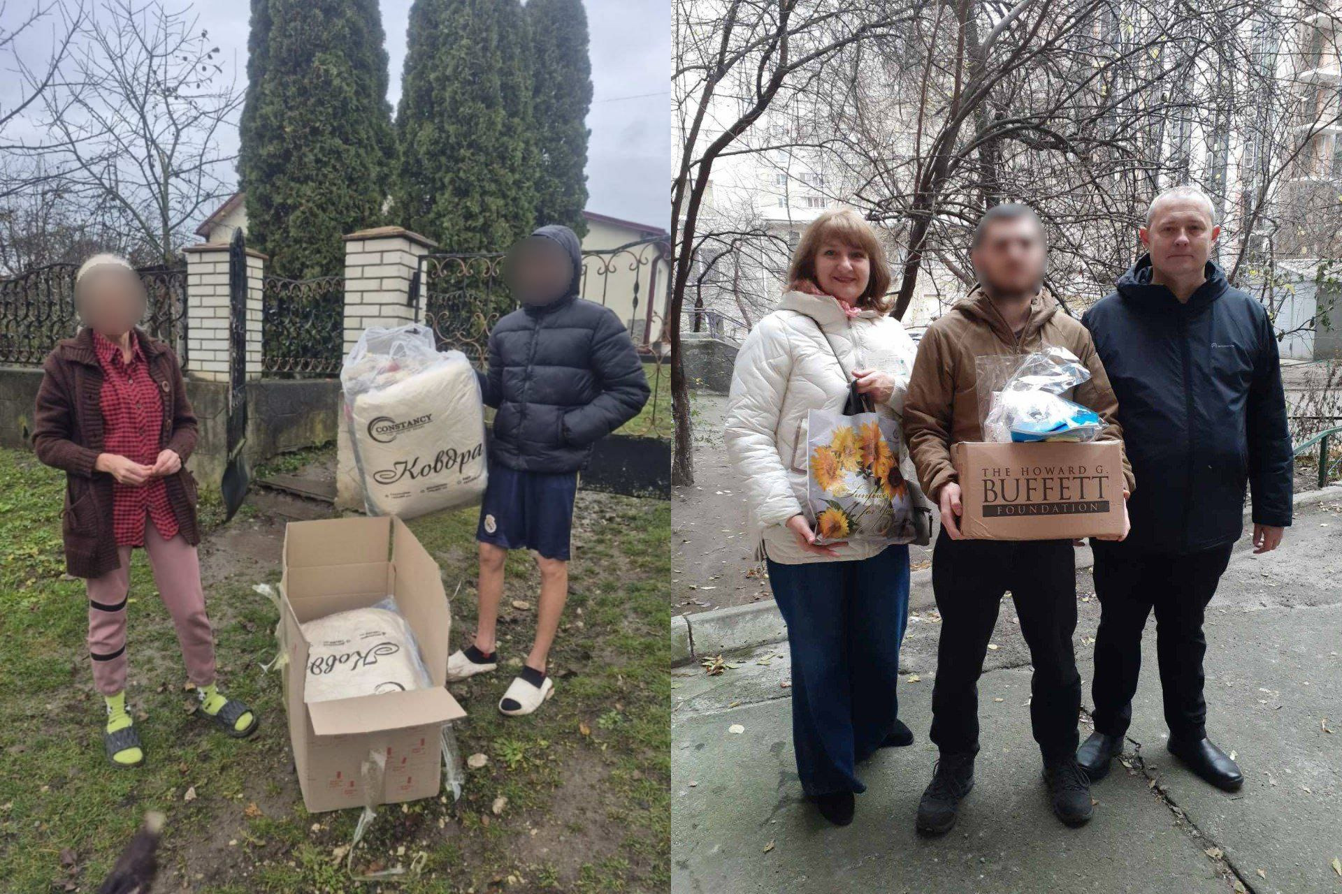 Колаж із двох фотографій, що відображає надання гуманітарної допомоги. Ліворуч — чоловік і жінка в помаранчевій та білій куртках тримають пакети та коробку з написами: Ковдри на вулиці; праворуч — жінка та двоє чоловіків тримають пакети та коробку The Howard G. Buffett Foundation на тлі дерев.