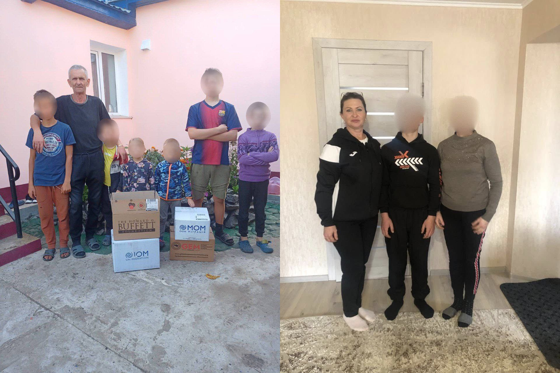 Ліворуч: літній чоловік та п'ятеро дітей стоять на подвір'ї біля рожевої стіни, поруч із ними — кілька картонних коробок з гуманітарною допомогою, зокрема з логотипом МОМ. Праворуч: жінка та двоє підлітків стоять у приміщенні на килимі перед світлими дверима.