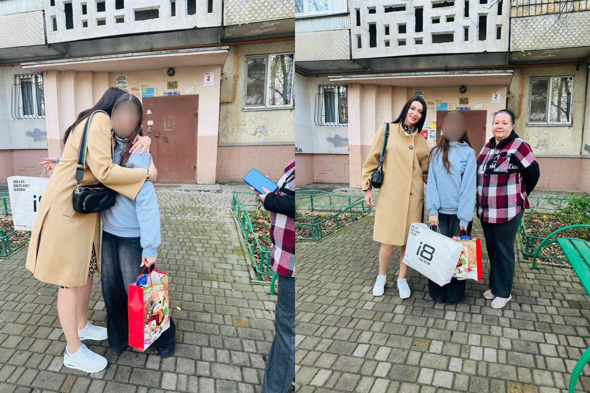 На обох знімках жінки та дівчата стоять на бруківці перед старим багатоквартирним будинком. Жінка в бежевому пальті обіймає дівчину в сірому худі, яка тримає святкові пакети. На правому знімку поруч стоїть третя жінка в картатій сорочці.