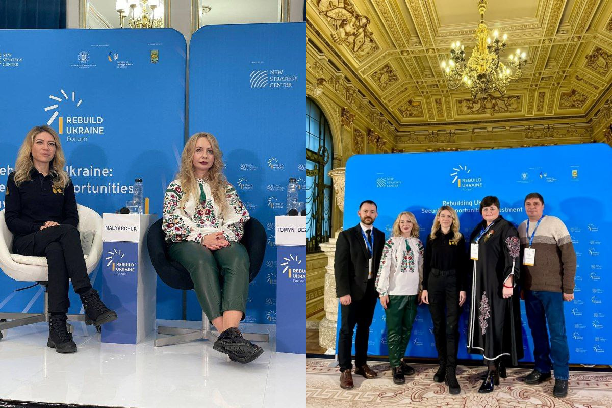 Два кадри із форуму Rebuild Ukraine. На лівому — дві жінки сидять на панельній дискусії. На правому — група з п'яти людей, включаючи двох жінок у вишиванках, позує біля банера форуму.