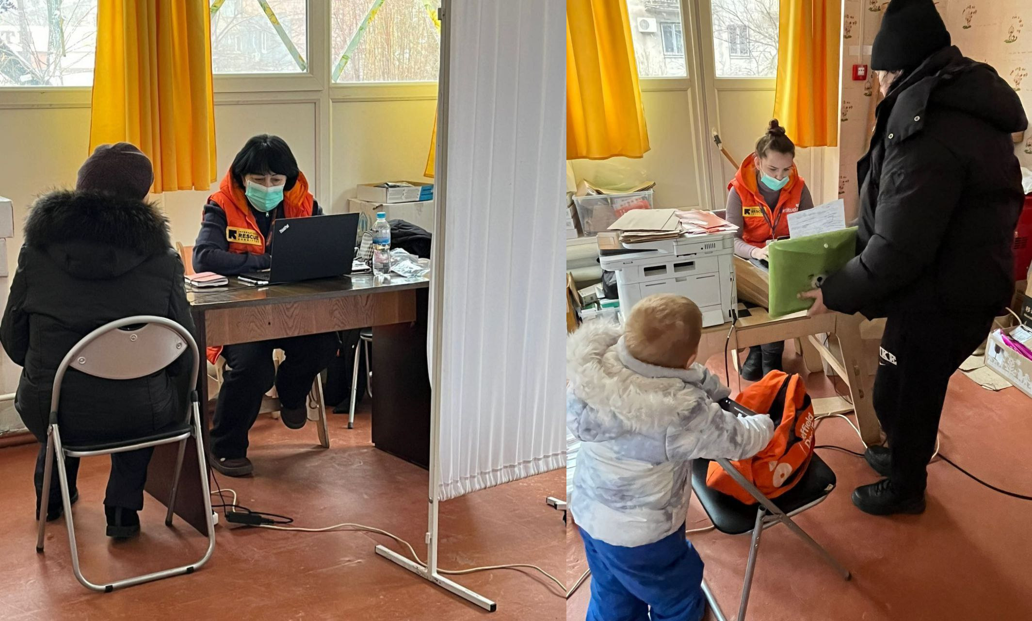 Колаж із двох фотографій, на яких соціальні працівники в помаранчевих жилетах надають допомогу людям у приміщенні. На лівому фото працівниця за комп'ютером консультує людину; на правому — інша працівниця приймає документи у відвідувача, поруч стоїть дитина.