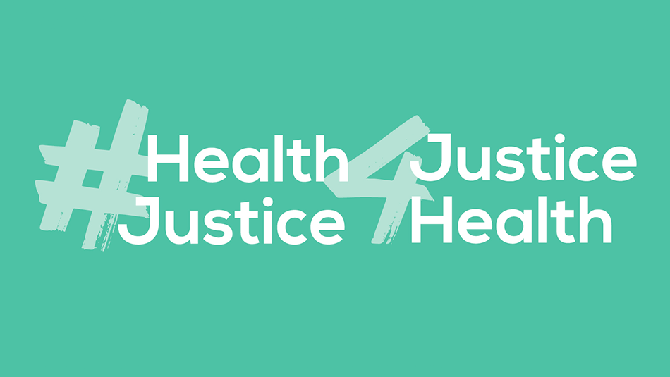 Графічне зображення з написом «#Health4Justice Justice4Health» білим кольором на бірюзовому фоні. Текст доповнено стилізованим символом хештегу та цифрою «4», що виконані у світлішому відтінку фону.