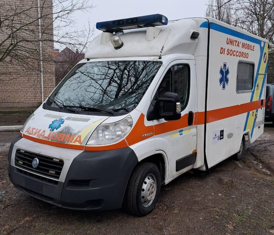 Білий автомобіль італійської медичної служби Fiat Ducato з проблисковими маячками та написом 
