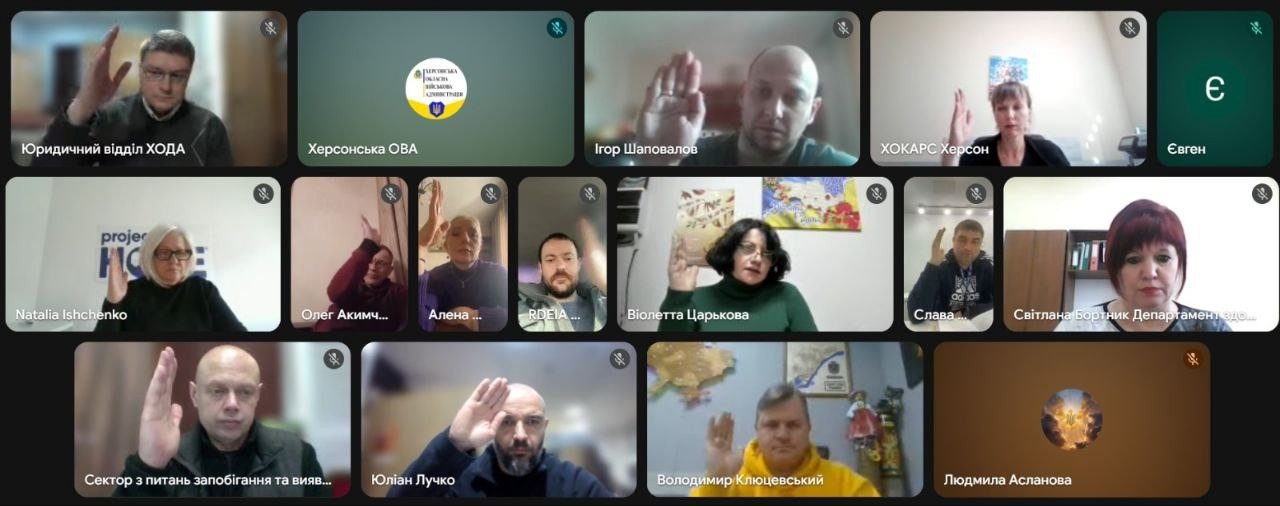 Скриншот онлайн-наради у форматі відеоконференції з великою кількістю учасників. Більшість присутніх одночасно підняли руки, що свідчить про процес голосування або висловлення згоди під час обговорення робочих питань.