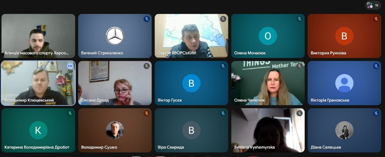 Скриншот вікна відеоконференції з багатьма учасниками, які приєдналися за допомогою відеозв’язку або відображаються у вигляді іконок із ініціалами.