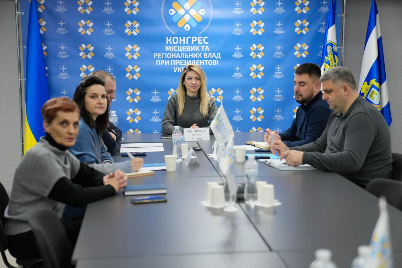 Учасники офіційного засідання за круглим столом на фоні банера Конгресу місцевих та регіональних влад при Президентові України.