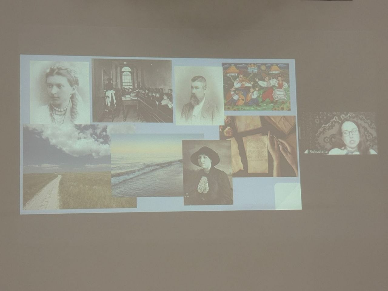 Проекція колажу на стіні, що містить чорно-білі історичні портрети, пейзажі з дорогою та морем, а також ілюстрації в етнічному стилі. Праворуч від колажу видно віконце відеозв’язку з учасницею онлайн-заходу.