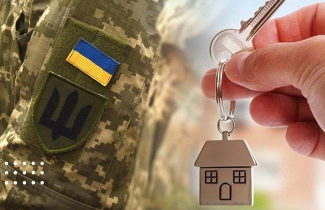 Колаж, на якому зліва зображено плече військового у піксельному камуфляжі з прапором України та гербом на шевронах, а справа — рука, що тримає ключі з брелоком у формі будинку.