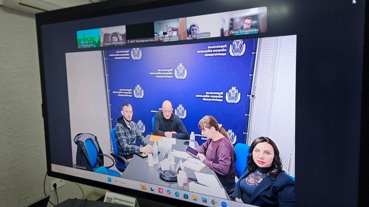 Екран монітора, на якому транслюється онлайн-нарада за участю кількох осіб.