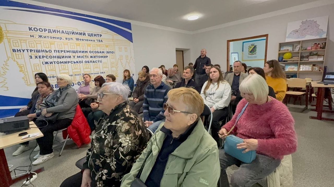 Зустріч великої групи людей у приміщенні координаційного центру для переселенців.