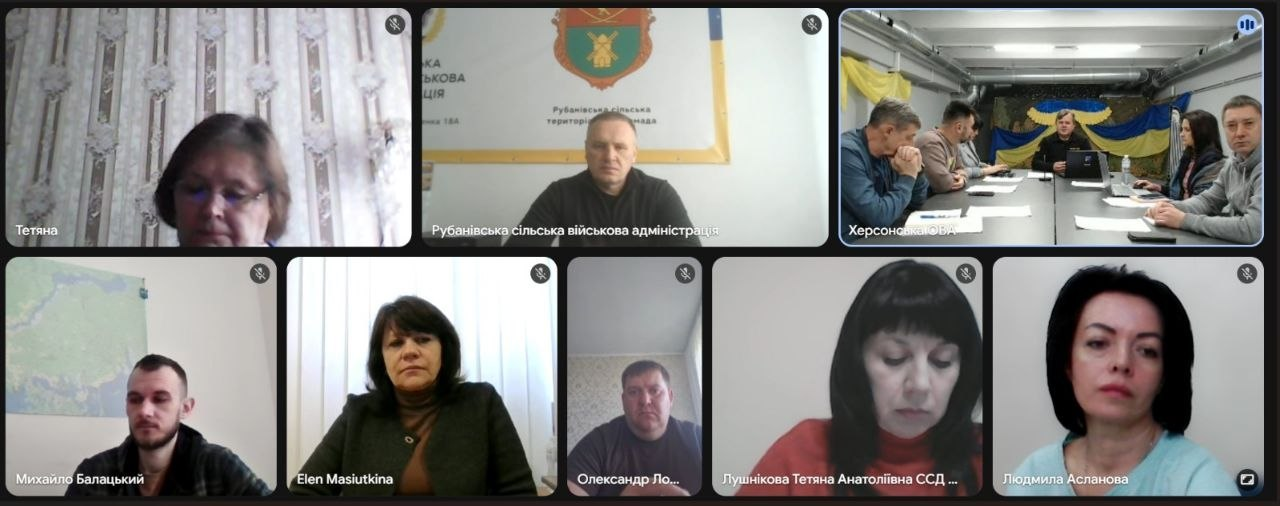 Скриншот онлайн-наради, на якому відображено вісім вікон із різними учасниками. Більшість людей приєдналися до зустрічі індивідуально, а в одному з вікон видно групу осіб у робочому кабінеті з прапором України.