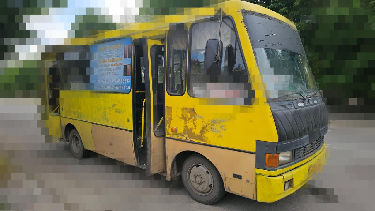 Жовтий пасажирський автобус малого класу (модель БАЗ А079 «Еталон») із відчиненими дверима салону, на боковому вікні якого розміщено рекламний плакат.