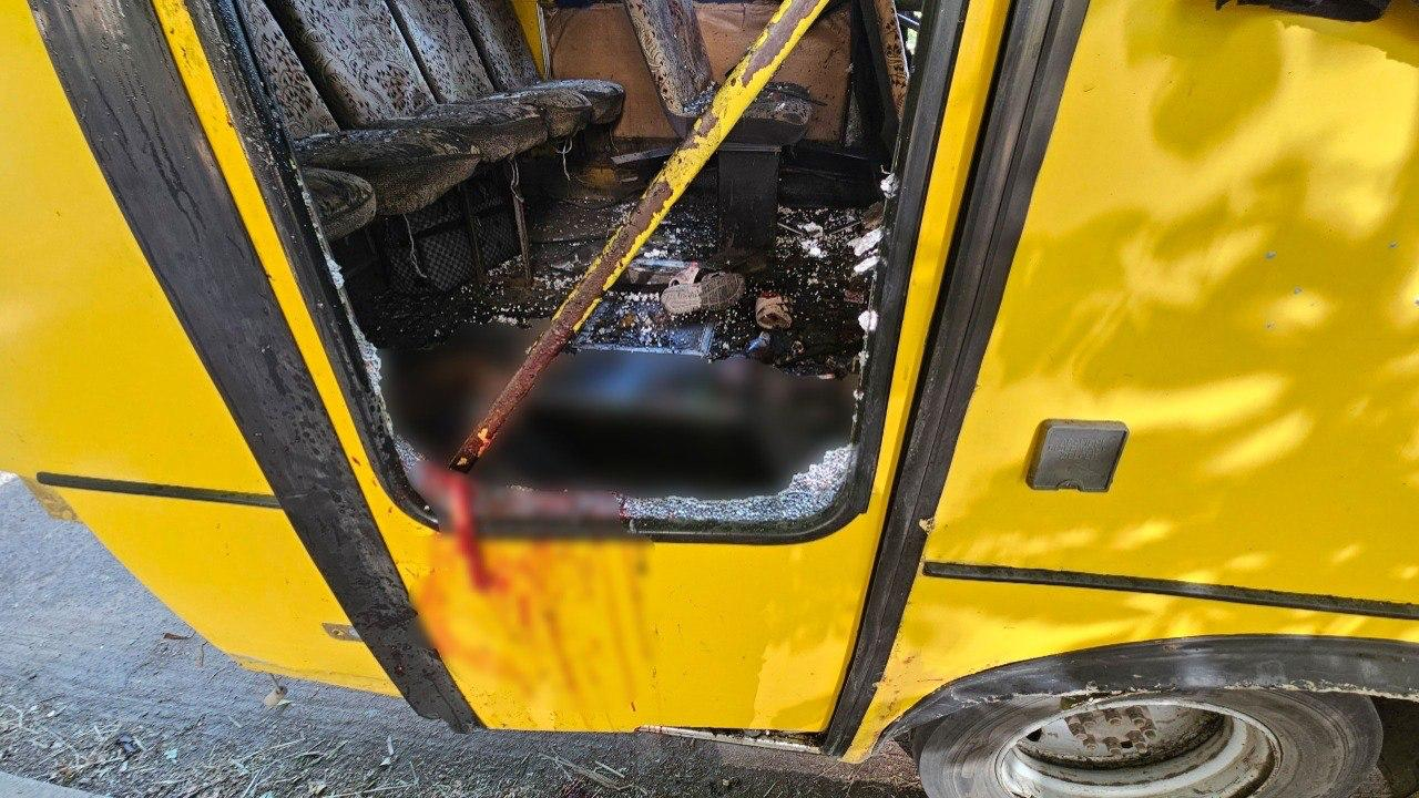 Салон жовтого автобуса з вибитим вікном, слідами крові на кузові та розкиданими речами всередині.