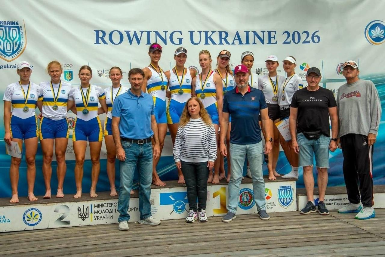 Групове фото спортсменок та тренерів на церемонії нагородження змагань з академічного веслування «Rowing Ukraine 2026».