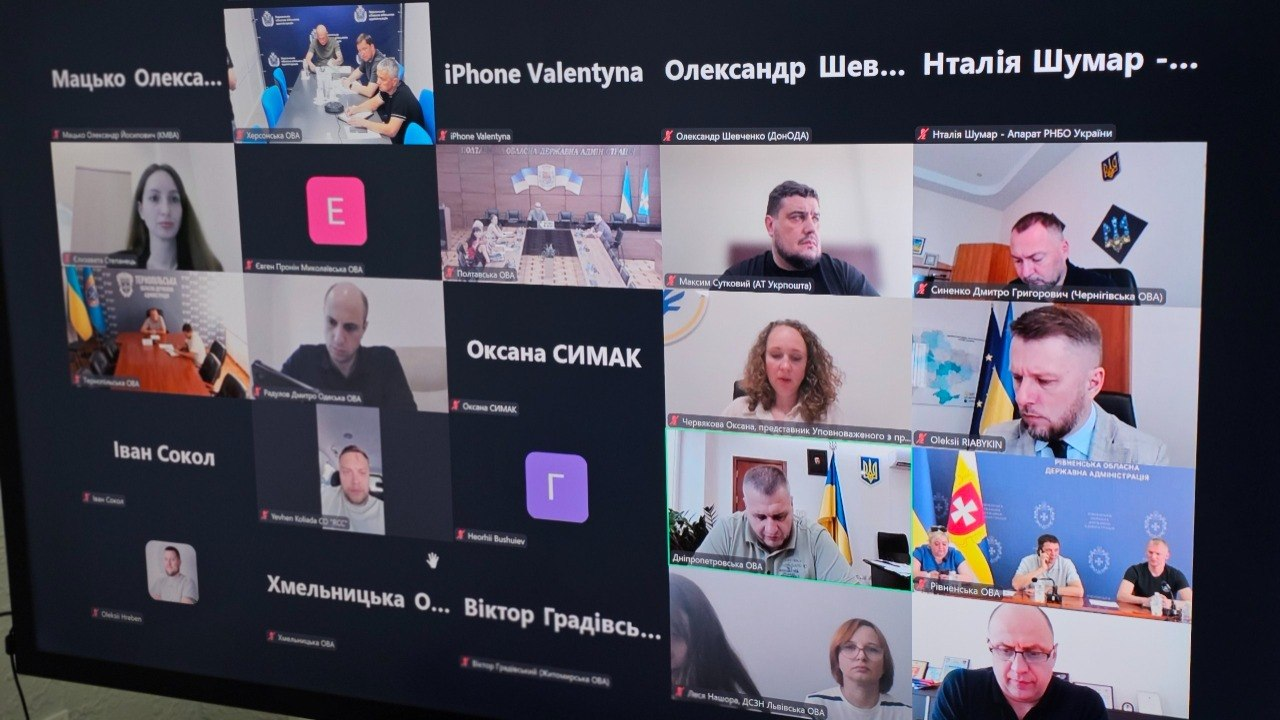 Великий монітор із вікнами онлайн-засідання Координаційного штабу з проведення евакуаційних заходів, яке проводить заступник Міністра розвитку громад та територій України Олексій Рябикін, за участю заступника начальника Херсонської ОВА Євгенія Ігнатенка, представників інших обласних військових адміністрацій, Апарату РНБО України, «Укрпошти» та Офісу Уповноваженого з прав людини.