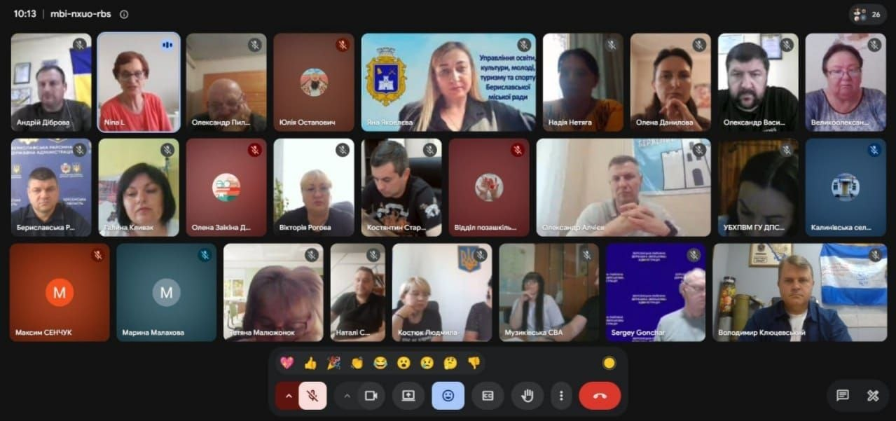 Скриншот екрана під час онлайн-наради у форматі Google Meet під керівництвом заступника голови Херсонської ОДА Володимира Клюцевського. На екрані видно сітку з віконцями учасників зустрічі, серед яких керівники районних та місцевих військових адміністрацій, очільники органів управління освітою, а також представники Держпродспоживслужби.