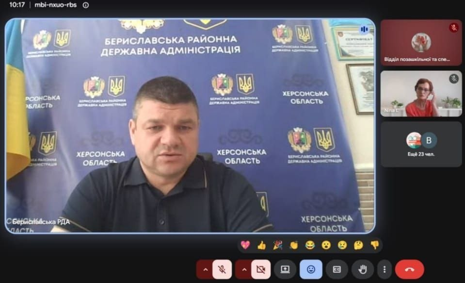 Скриншот екрана під час онлайн-наради у форматі Google Meet, де на головному вікні виступає начальник Бериславської РВА Володимир Літвінов на тлі синього банера з офіційною символікою. У правому вертикальному рядку розміщені менші віконця з іншими учасниками онлайн-зустрічі.