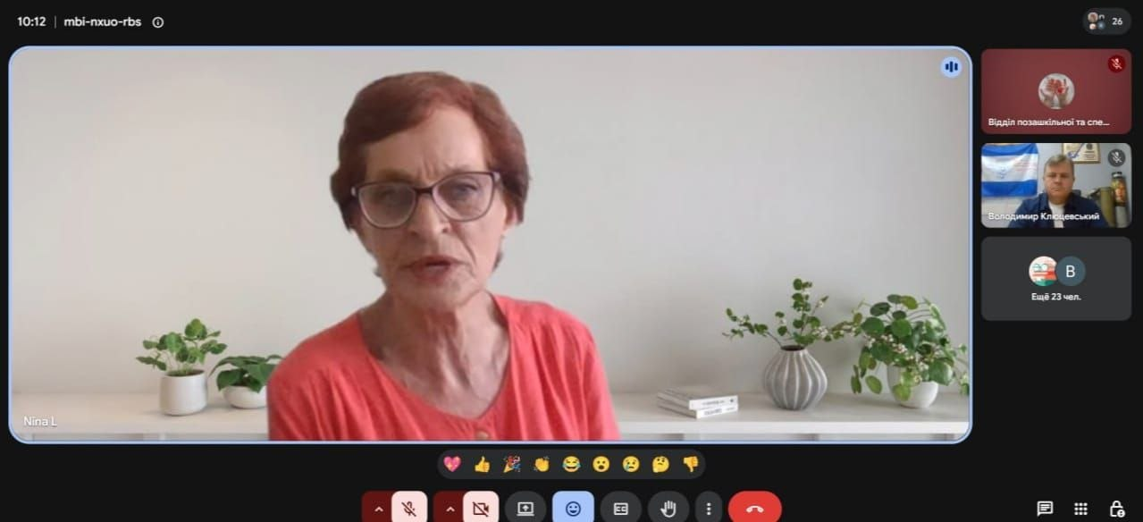 Скриншот екрана під час онлайн-наради у форматі Google Meet, де на головному вікні виступає заступник директора Департаменту — начальник управління освіти і науки Ніна Левенець. У правому вертикальному рядку розміщені менші віконця з іншими учасниками зустрічі, зокрема заступником голови Херсонської ОДА Володимиром Клюцевським.
