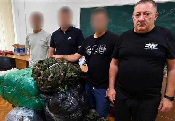 Передача маскувальних сіток та іншої гуманітарної допомоги для українських військових, які виконують завдання на Херсонському напрямку.