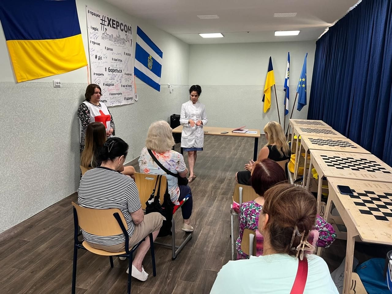 Медичний огляд та консультація цивільних громадян фахівцями мобільної бригади Червоного Хреста України у приміщенні хабу «Херсон 24/7».