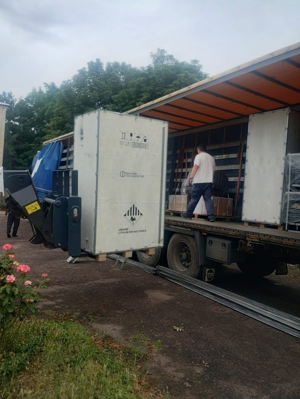 Процес розвантаження з вантажівки літій-іонних акумуляторів, які є частиною двох комплектів сонячних електростанцій потужністю 39 кВт кожна, переданих для потреб громади.