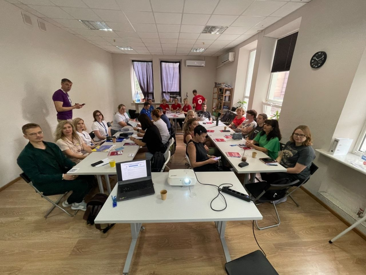 Представниці громад Херсонщини та інші учасники освітнього заходу від ГО «КримSOS» сидять за столами під час тренінгу в Черкасах.