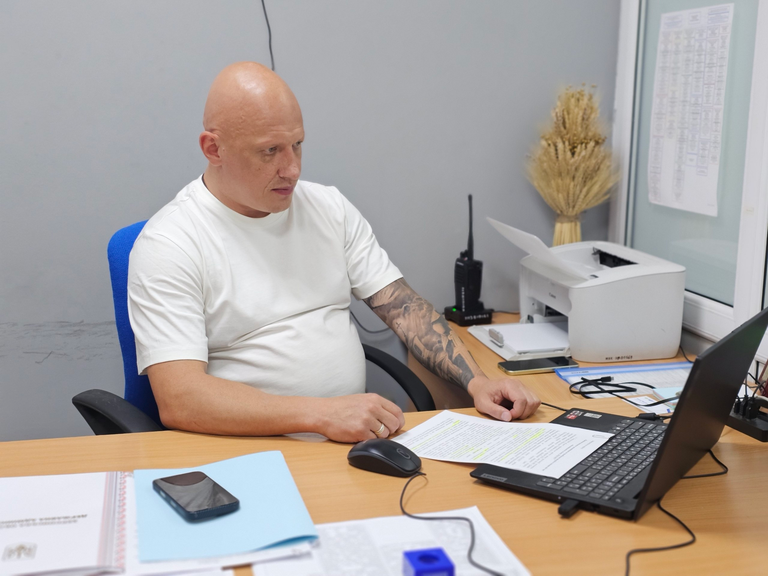 Заступник начальника Херсонської ОВА Євгеній Ігнатенко проводить онлайн-нараду за робочим столом із ноутбуком та документами, присвячену наданню допомоги громадянам на придбання твердого палива під час опалювального сезону 2026–2027 років.