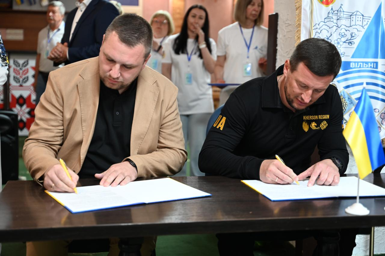 Начальник Херсонської ОВА Олександр Прокудін та керівник ужгородської клініки LD & Varosh Dental Clinic Олег Орос підписують меморандум про співпрацю у межах ініціативи «Картка херсонця», що передбачає спеціальні пропозиції та знижки на медичні послуги для переселенців в Ужгороді.