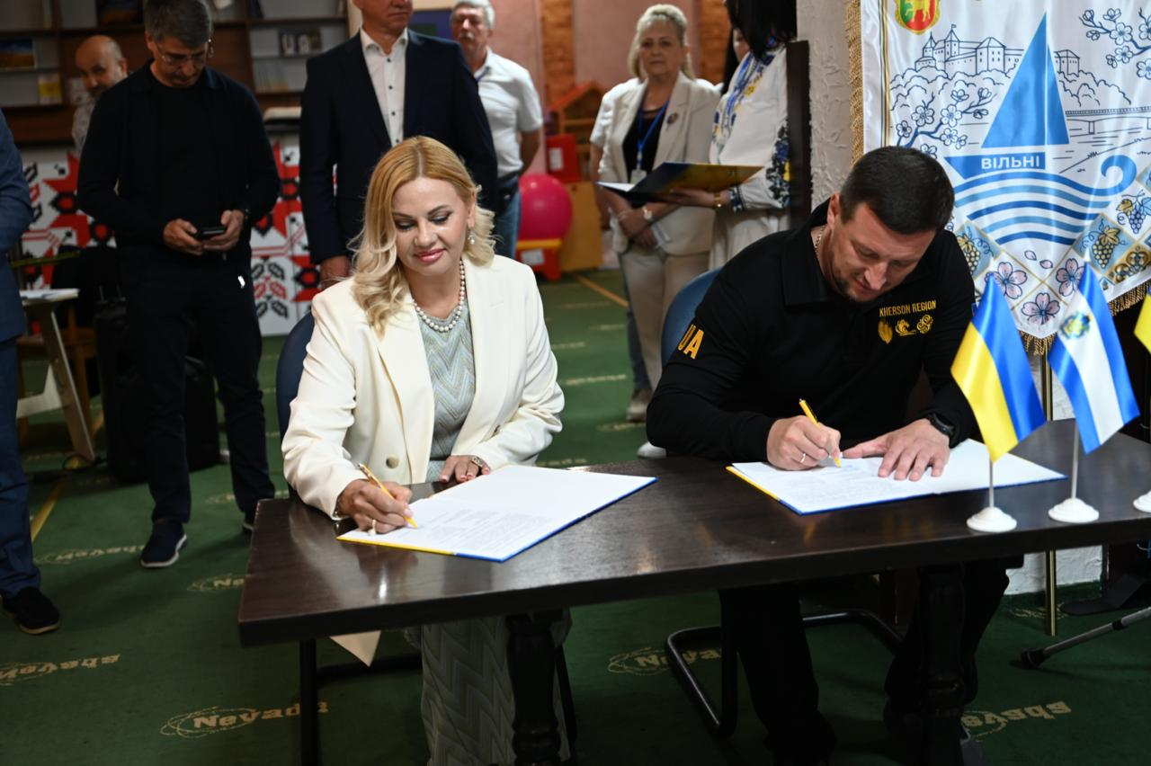 Начальник Херсонської ОВА Олександр Прокудін та директорка закарпатського медичного центру «Астра-Діа» Неля Лазар підписують меморандум про співпрацю у межах ініціативи «Картка херсонця» під час відкриття осередку підтримки для ВПО в Ужгороді.