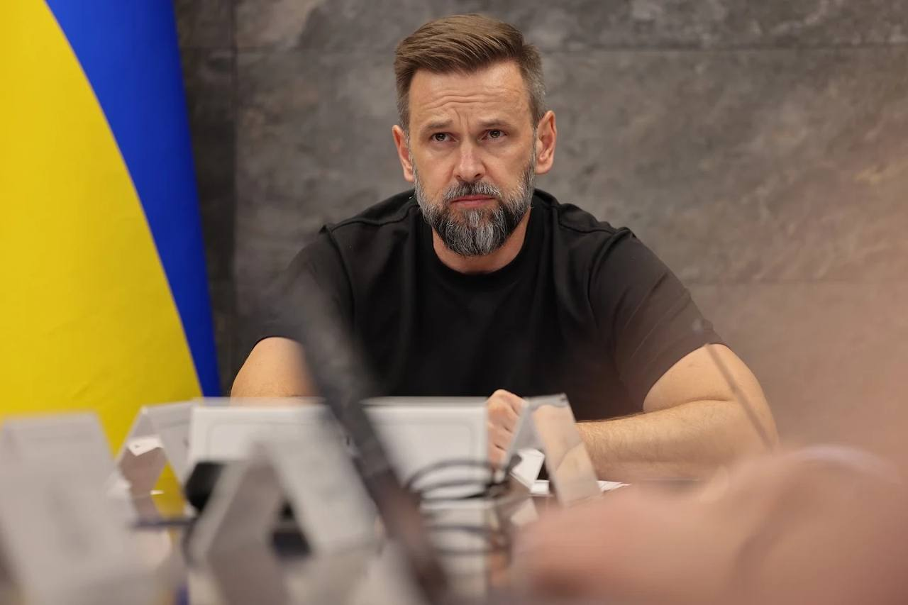 Заступник Керівника Офісу Президента України Віктор Микита у чорній футболці виступає на засіданні щодо енергетичної стійкості регіонів.
