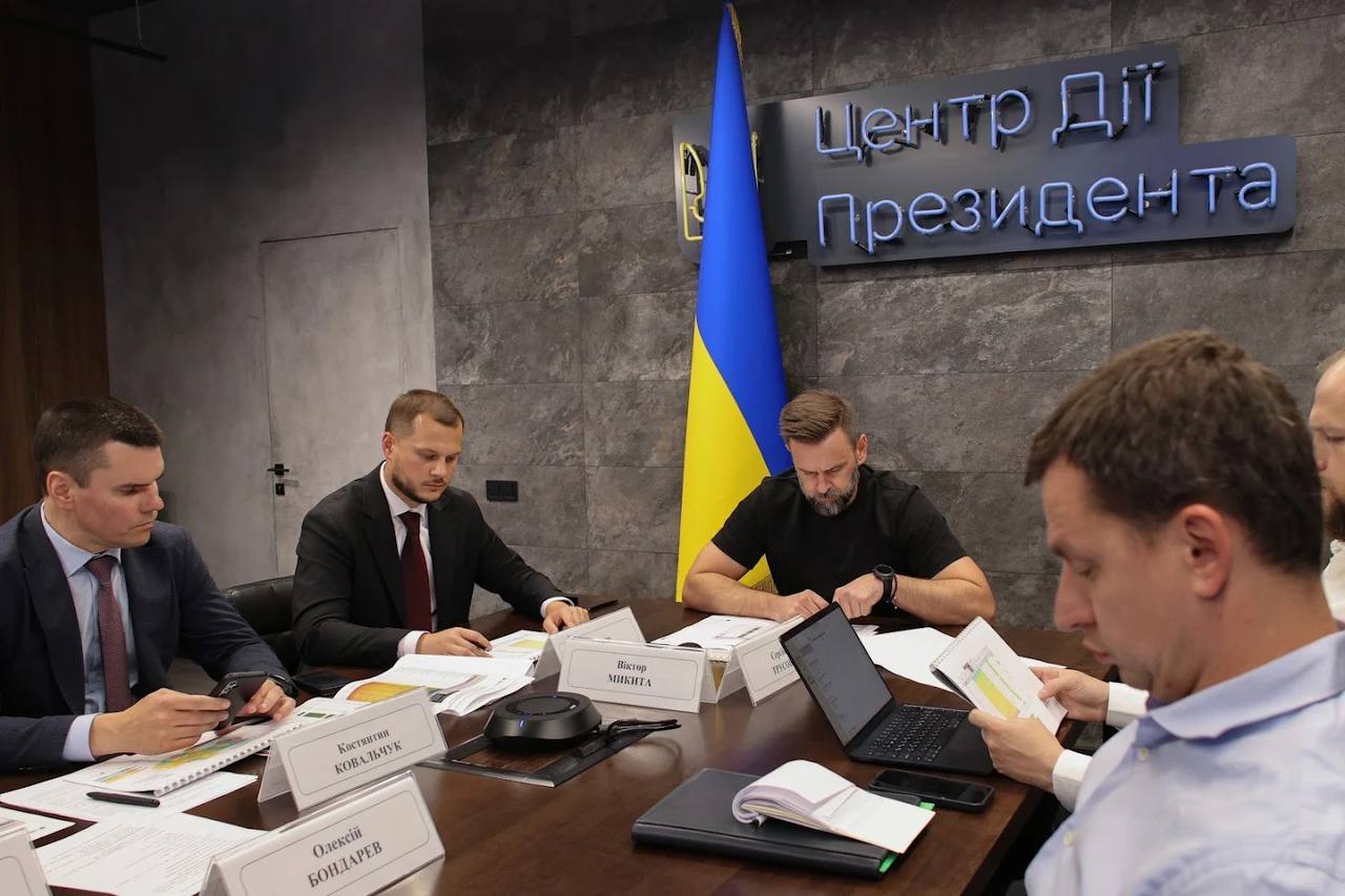 Учасники наради в Офісі Президента України на чолі з Віктором Микитою обговорюють питання енергетичної стійкості регіонів за робочим столом.