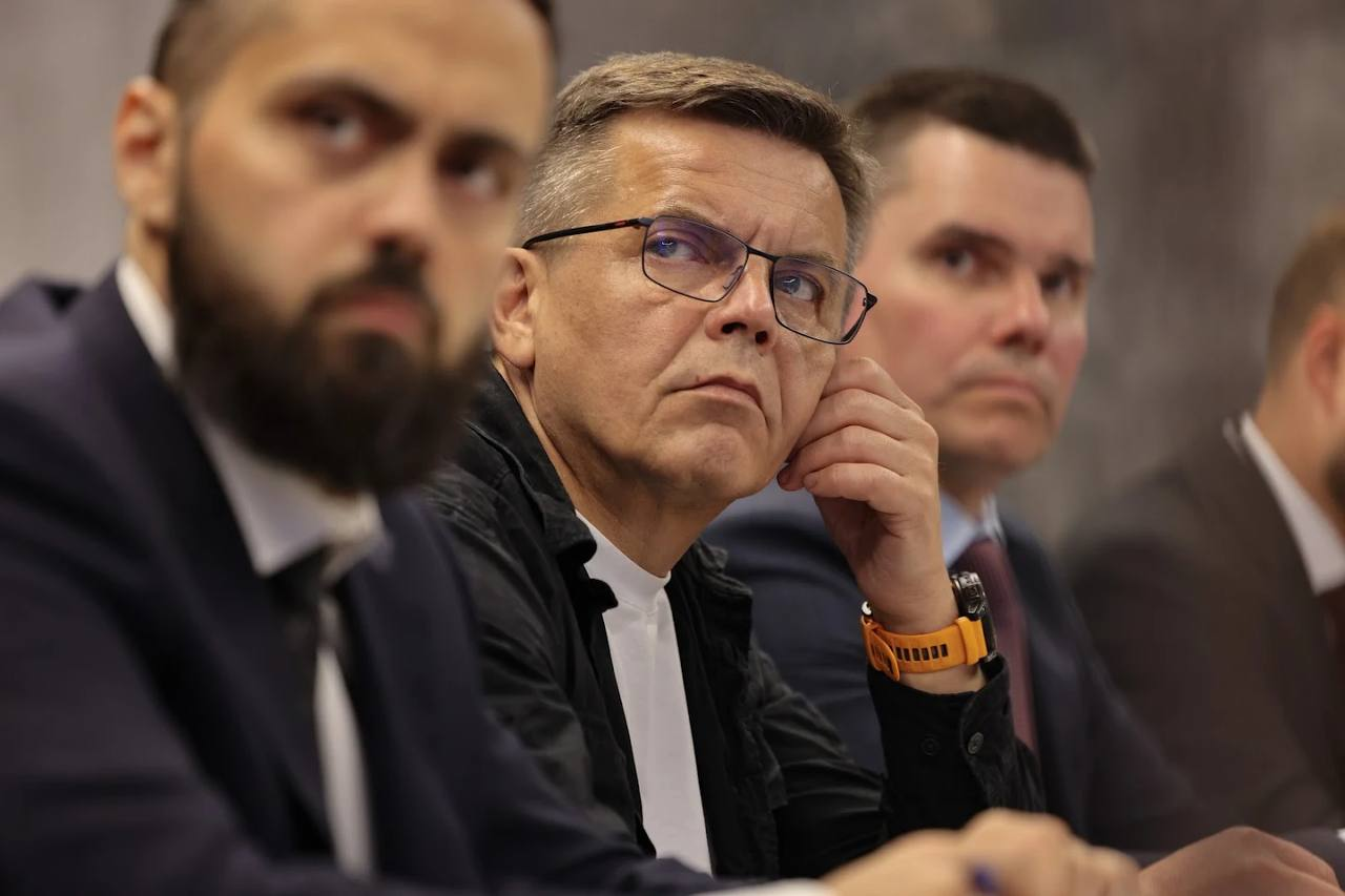Учасники наради в Офісі Президента України слухають доповідь про зміцнення енергетичної стійкості регіонів.