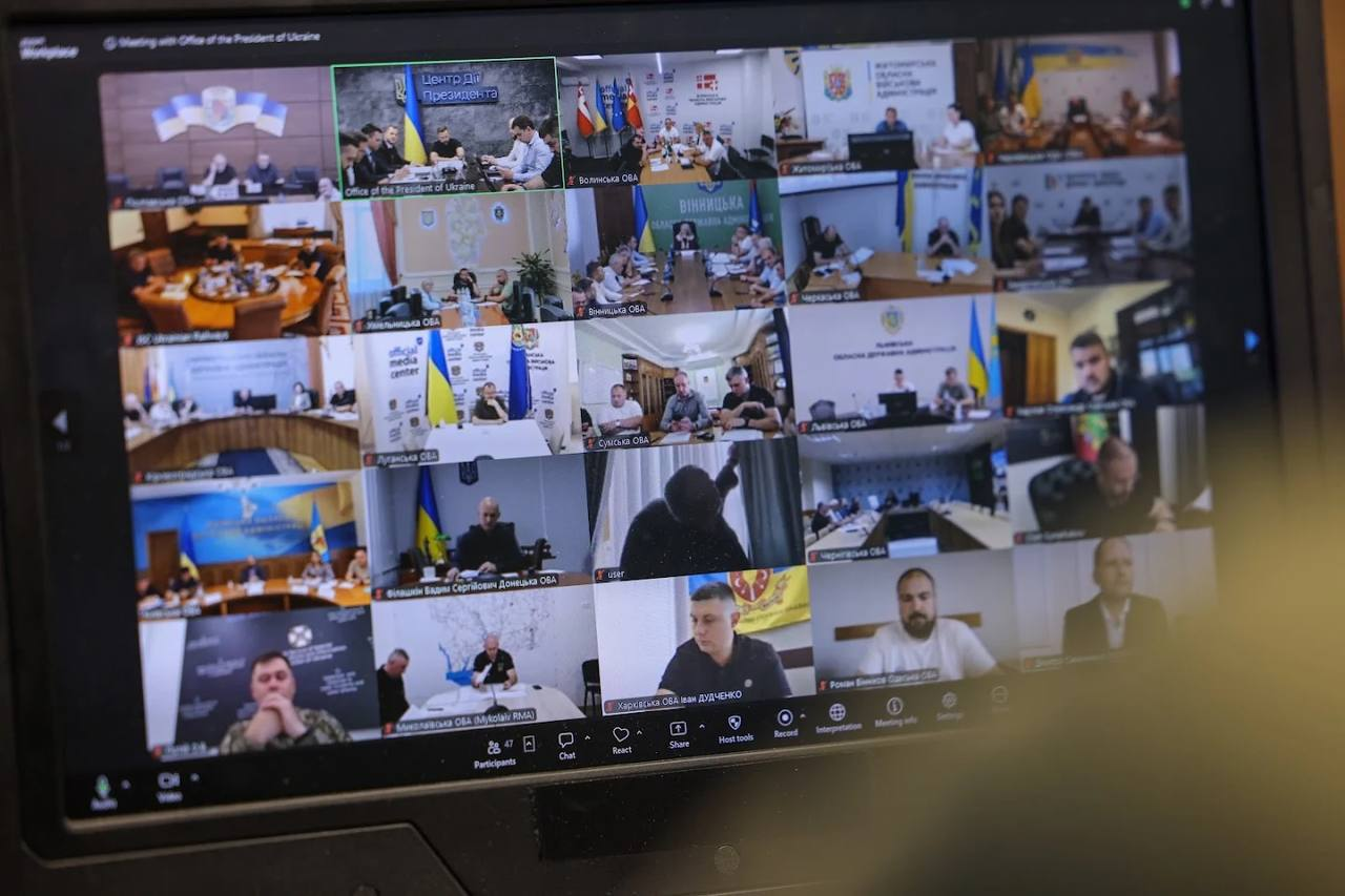 Екран монітора із вікнами онлайн-наради в Zoom, де відображені підключені керівники та представники різних обласних військових адміністрацій під час обговорення енергетичної стійкості.