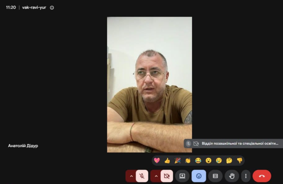 Скриншот екрана онлайн-наради в Google Meet щодо організації шкільного харчування, де у вікні трансляції виступає начальник Дар'ївської СВА Херсонського району Херсонської області Анатолій Дідур у футболці захисного кольору.