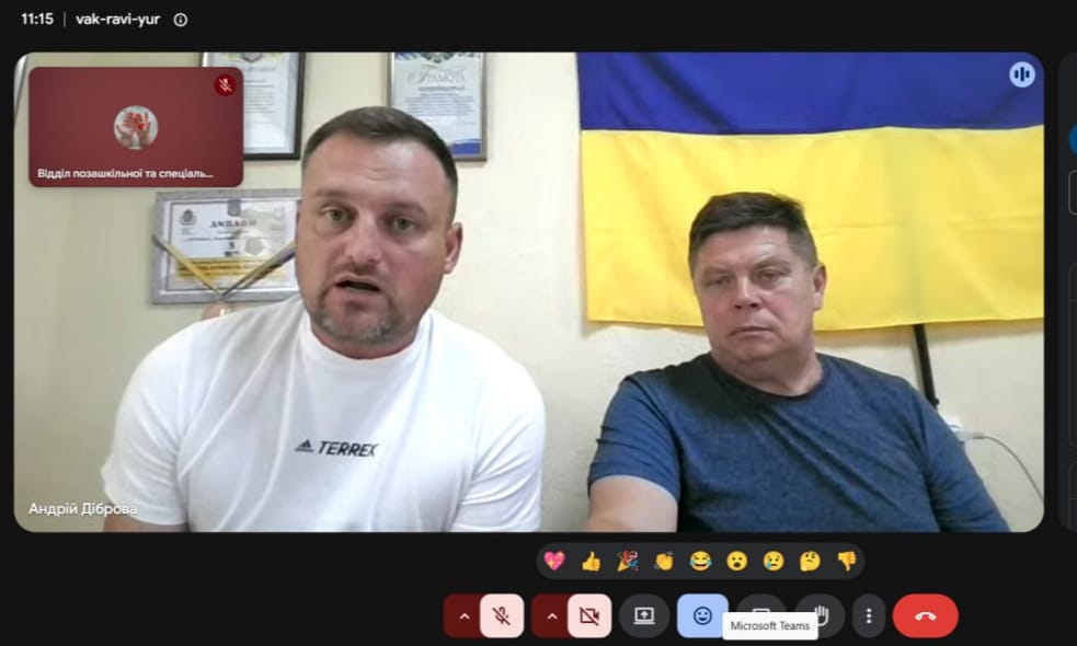 Скриншот екрана онлайн-наради в Google Meet щодо організації шкільного харчування, де у вікні трансляції ліворуч виступає чоловік у білій футболці з підписом профілю «Андрій Діброва», а праворуч від нього сидить інший учасник на тлі державного прапора України.