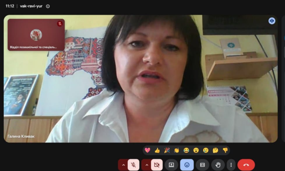 Скриншот екрана онлайн-наради в Google Meet щодо організації шкільного харчування, де у вікні трансляції в центрі виступає жінка у білій блузі з підписом профілю «Галина Кливак» на тлі карти України у вишиваному стилі.
