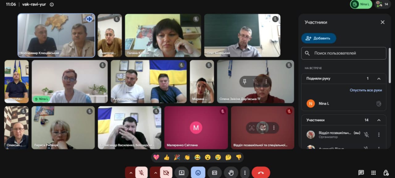 Скриншот екрана загального вікна онлайн-наради в Google Meet щодо організації шкільного харчування, де у вигляді сітки відображено вікна з усіма 14 учасниками зустрічі, зокрема представниками Херсонської ОДА, Держпродспоживслужби та територіальних громад області, а праворуч відкрито бічну панель зі списком присутніх.